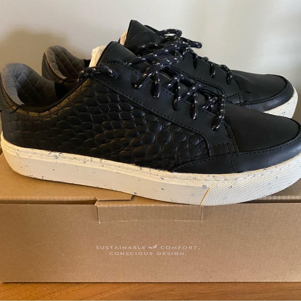 Dr. Scholl's Sustainable Black Sneakers with Textured Upper and Sturdy Sole